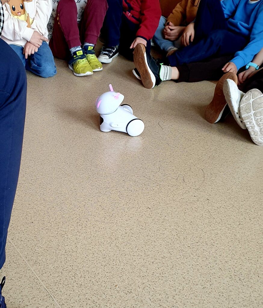 Robocik kierujący się w stronę grupy dzieci