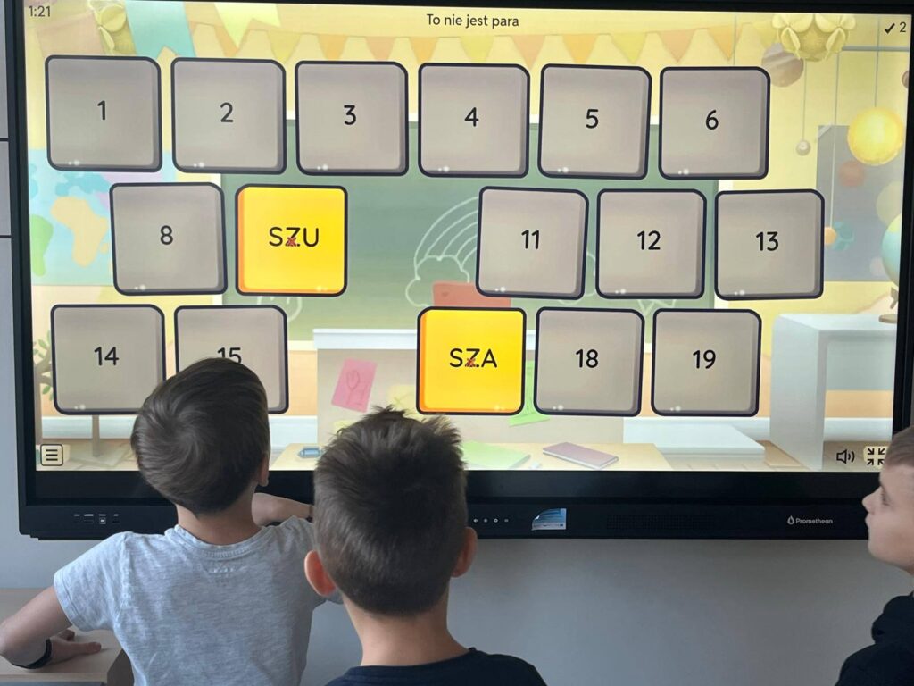 Praca z monitorem. Łączenie sylab w wyrazy.
