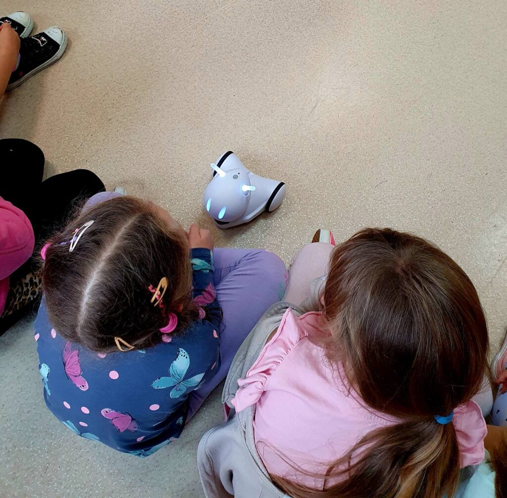 Dziewczynka rozmawiająca z Robocikiem