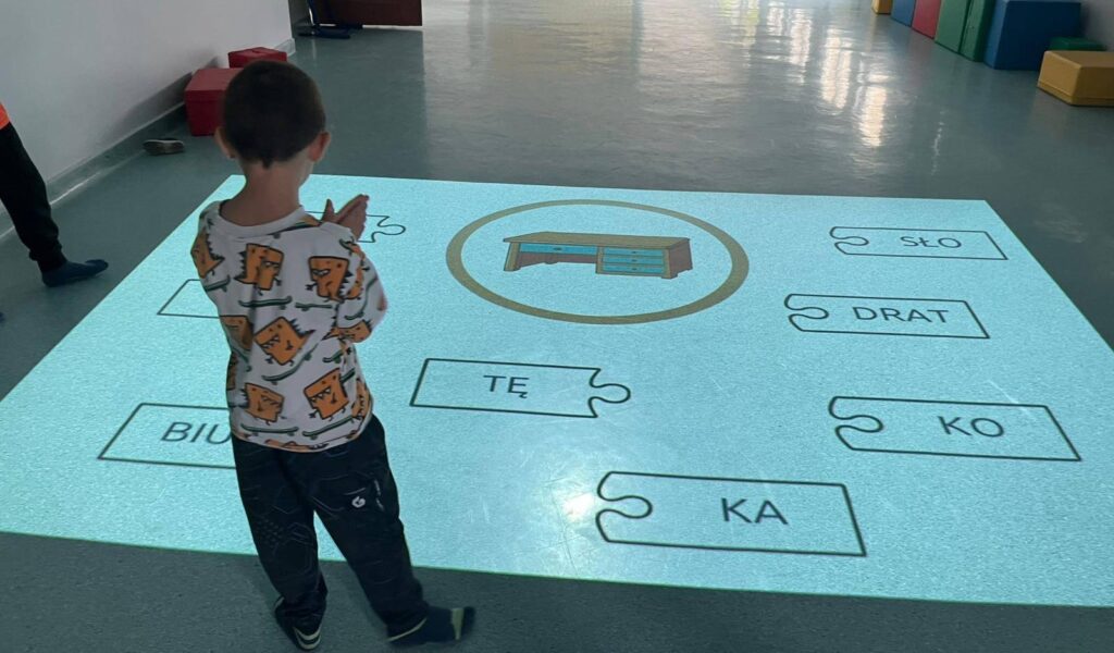 Praca z podłogą interaktywną. Łączenie sylab w wyrazy (BIURKO).