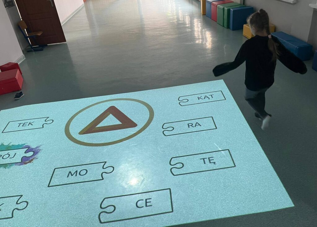 Praca z PI. Łączenie sylab w wyrazy (wyraz TRÓJKĄT)