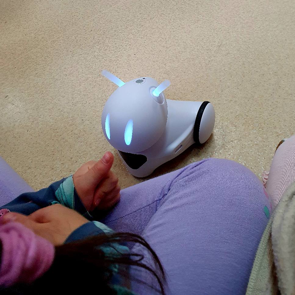 Dziewczynka rozmawiająca z Robocikiem – zbliżenie
