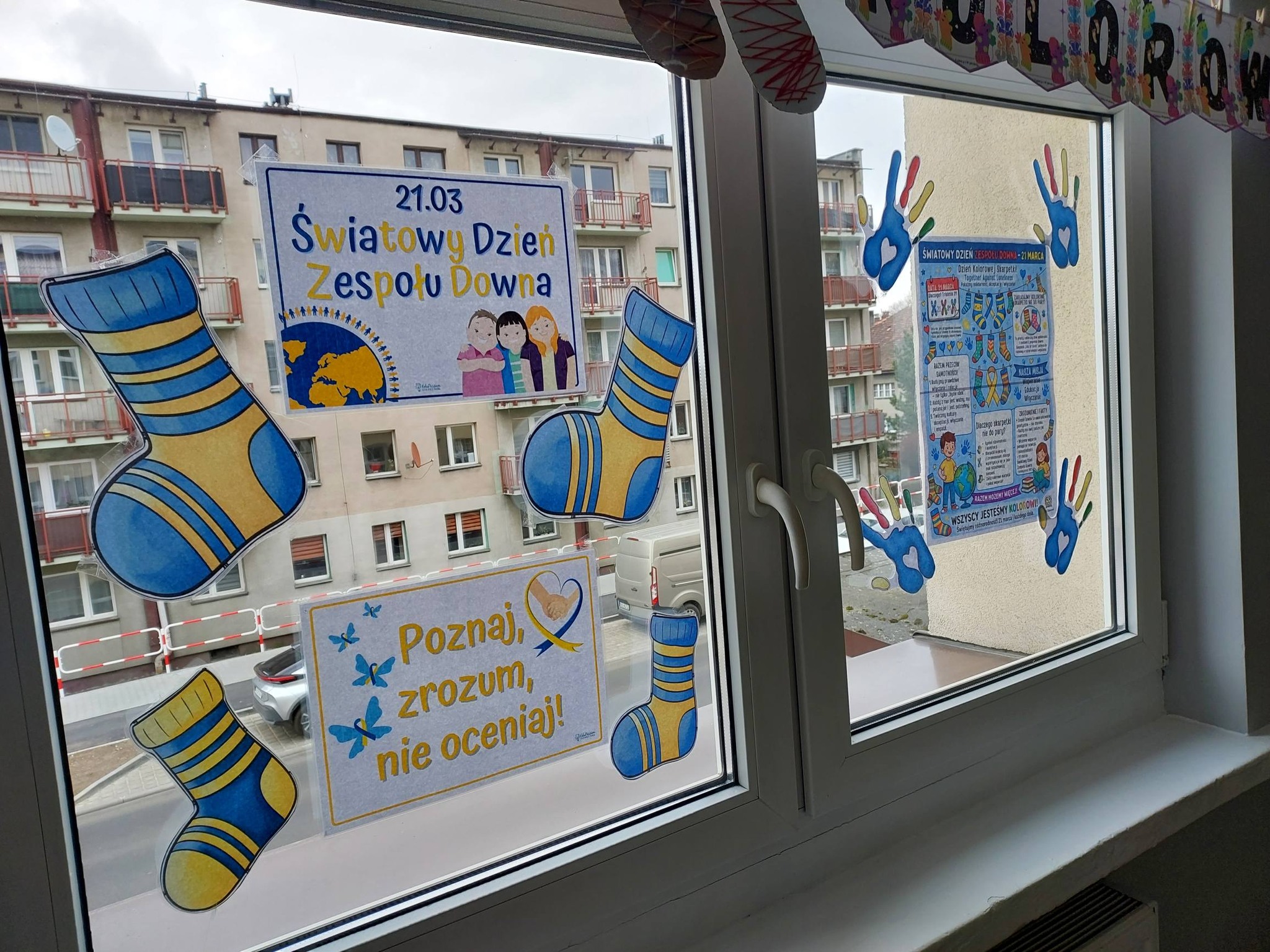 Przyklejone do szyby 3 plakaty dot. obchodów „Światowego Dnia Zespołu Downa”